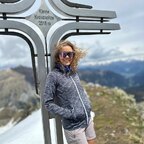 Alice is hiking
