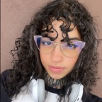 Nur 🎀 26 | Curly Hair & Ink