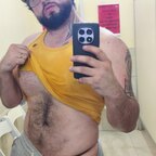 Pecho peludo, pies y nalgas sin censura