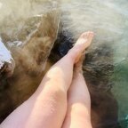 HerSnowboardFeet